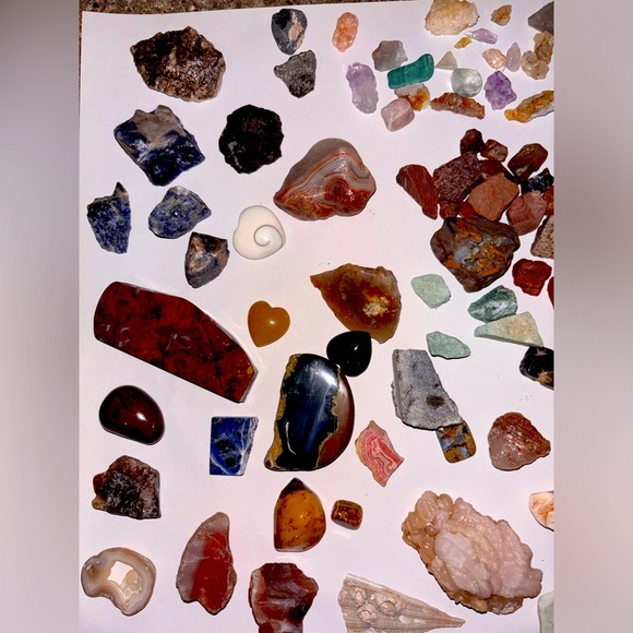 Over 100 pieces of agates jaspers minerals tumbles and my tailings from Payson